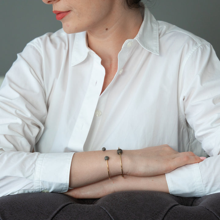 Armband mit ungeschliffenen Diamanten und Kugeln
