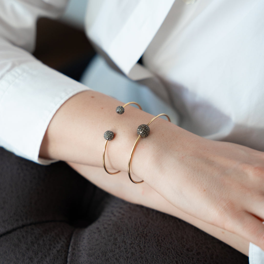 Armband mit ungeschliffenen Diamanten und Kugeln