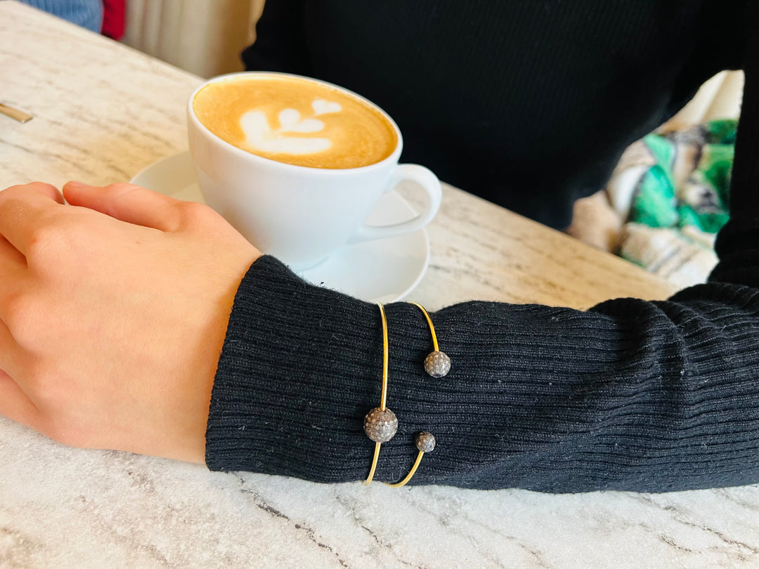 Armband mit ungeschliffenen Diamanten und Kugeln
