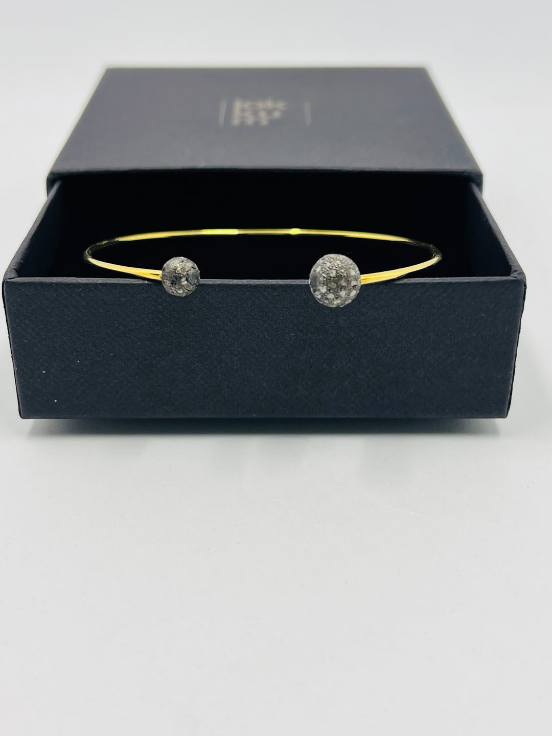 Armband mit ungeschliffenen Diamantkugeln