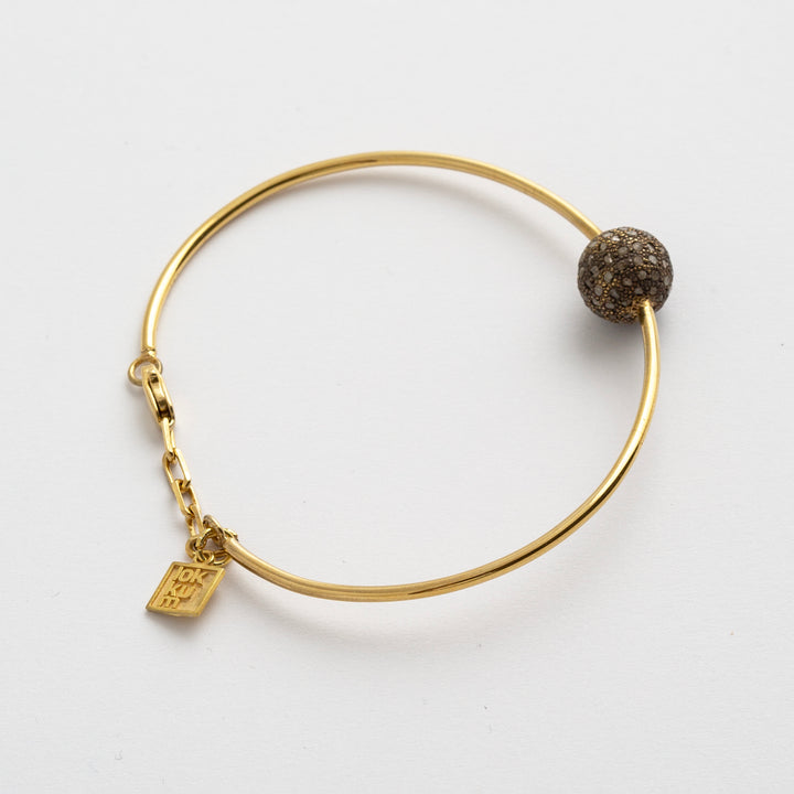 Armband mit ungeschliffenen Diamanten und Kugeln
